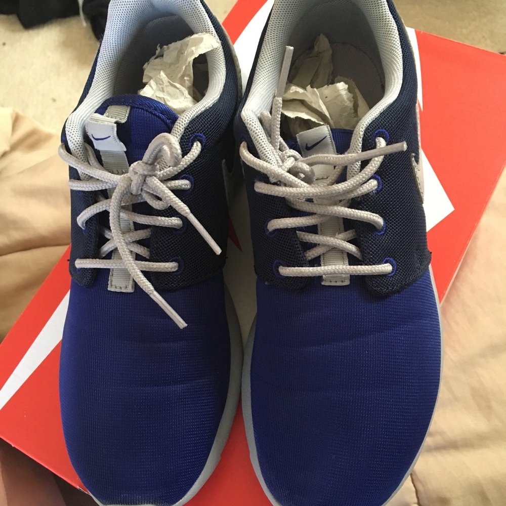 Size 5.5Y Gray and Blue Roshe Runs